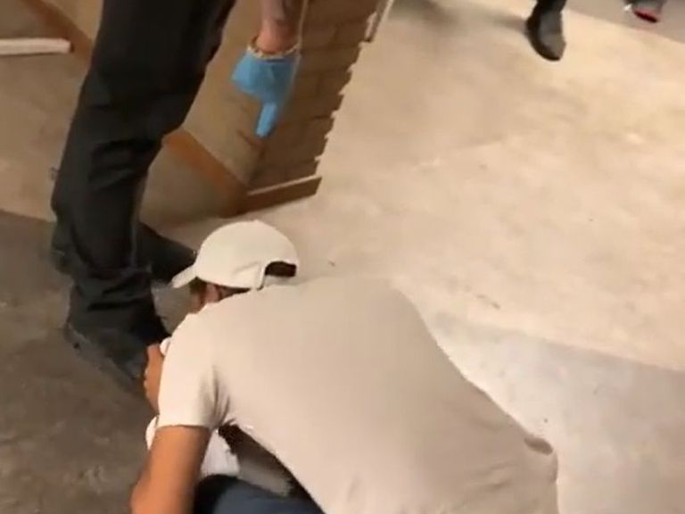 Beveiliger asielzoekerscentrum Budel laat man schoenen kussen, bedrijf betreurt incident