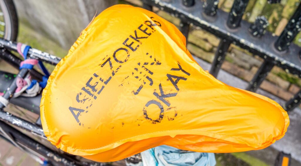 Bewaker dwingt asielzoeker om zijn schoenen te kussen in asielzoekerscentrum in Budel