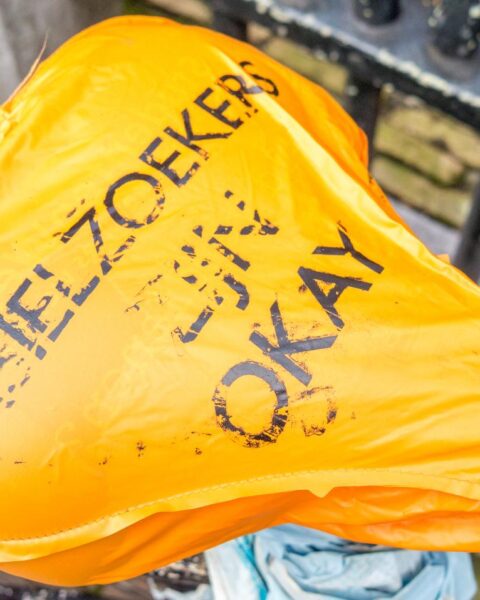 Bewaker dwingt asielzoeker om zijn schoenen te kussen in asielzoekerscentrum in Budel