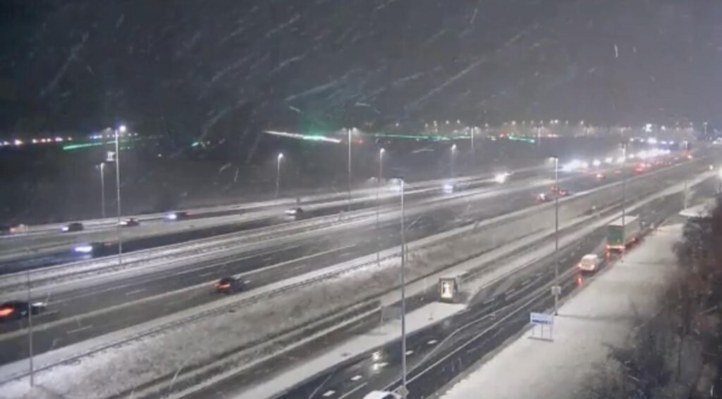 Bij Schiphol zijn 575 vluchten geannuleerd of vertraagd door sneeuw; 50 meer betrokken morgen