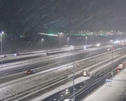 Bij Schiphol zijn 575 vluchten geannuleerd of vertraagd door sneeuw; 50 meer betrokken morgen