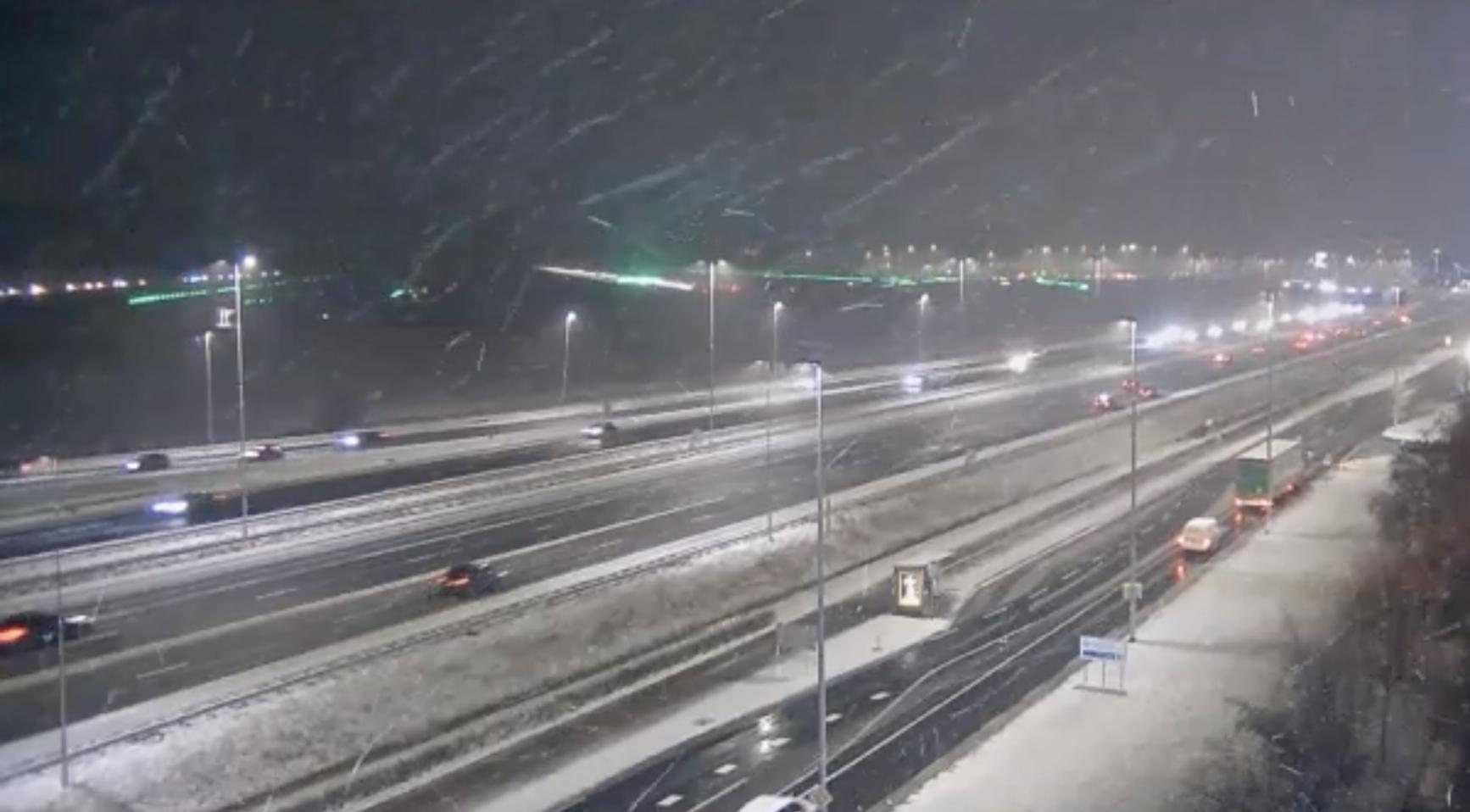 Bij Schiphol zijn 575 vluchten geannuleerd of vertraagd door sneeuw; 50 meer betrokken morgen