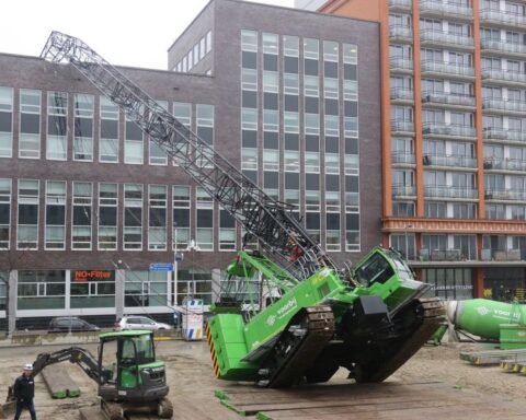 Bouwkraan valt op kantoorpand in Rotterdam, gelukkig geen gewonden