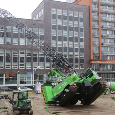 Bouwkraan valt op kantoorpand in Rotterdam, gelukkig geen gewonden