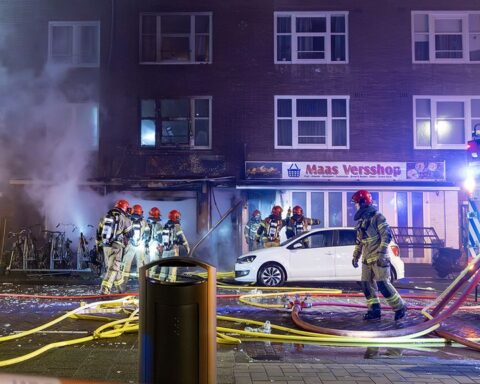 Brand in Amsterdam-Zuid na explosie, één persoon gewond geraakt