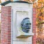 Bronzen beeld van schrijver Kornelis ter Laan gestolen in Slochteren