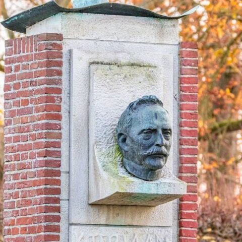 Bronzen beeld van schrijver Kornelis ter Laan gestolen in Slochteren