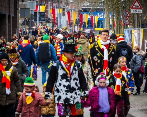 Carnavalsvierders laten zich niet tegenhouden door snijdende wind en sneeuw in Brabantse steden