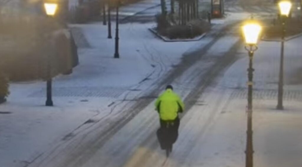 Code geel uitgeroepen in Nederland door sneeuw en ijs, zware verkeersomstandigheden verwacht