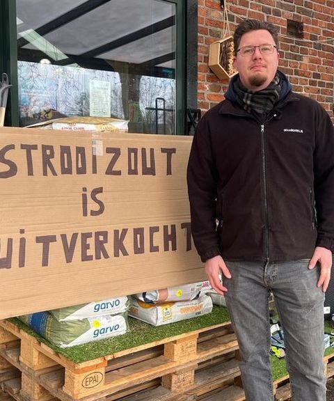 Code oranje in noordelijke provincies: strooizout op en scholen later open