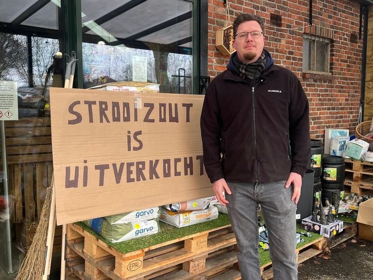 Code oranje in noordelijke provincies: strooizout op en scholen later open