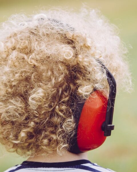 Consumentenorganisatie in Nederland verhoogt waarschuwingen over schadelijke stoffen in hoofdtelefoons