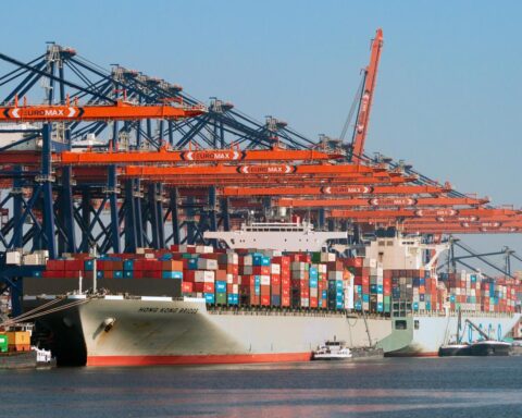 Containerverkeer in de haven van Rotterdam stijgt, maar totale vrachtvolumes dalen voor het vierde jaar op rij