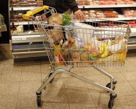 Doorrekening kabinet: lagere inkomens harder geraakt, NAVO-norm gehaald