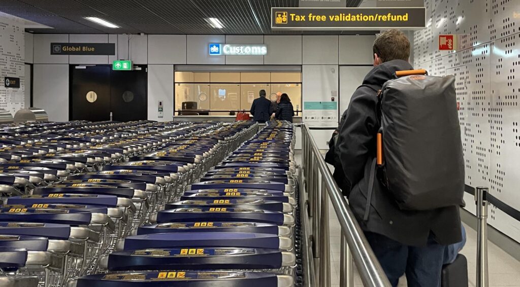 Douane op Schiphol controleert alle aankomende passagiers tot 13:30 uur uit protest tegen loonstop