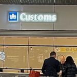Douane-staking vertraagt aankomsten op luchthaven Schiphol dinsdag; lange wachttijden verwacht