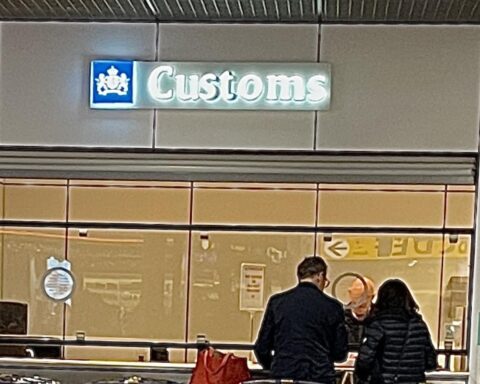 Douane-staking vertraagt aankomsten op luchthaven Schiphol dinsdag; lange wachttijden verwacht