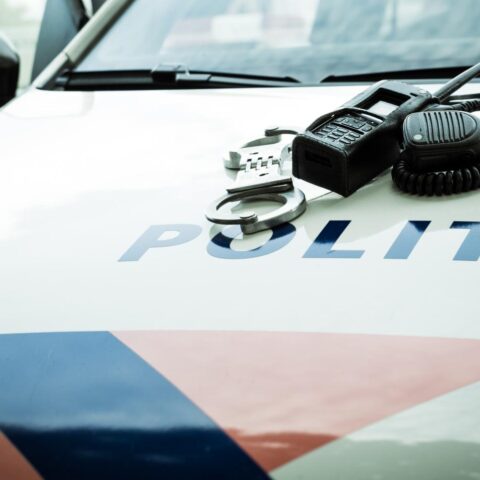 Drie minderjarigen gearresteerd na bedreiging van 11-jarig meisje met nepwapen in Uithoorn