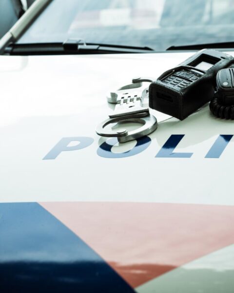 Drie minderjarigen gearresteerd na bedreiging van 11-jarig meisje met nepwapen in Uithoorn