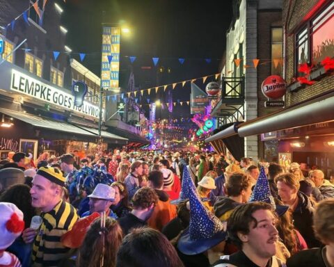 Drukte in grote carnavalssteden, stevige wind weerhoudt feestvierders niet