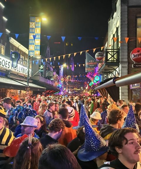 Drukte in grote carnavalssteden, stevige wind weerhoudt feestvierders niet