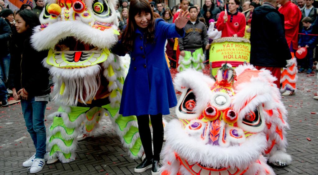 Duizenden deelnemers aan drakenparade in Den Haag ter gelegenheid van Chinees Nieuwjaar