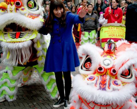 Duizenden deelnemers aan drakenparade in Den Haag ter gelegenheid van Chinees Nieuwjaar