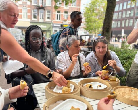 Eten, taal en cultuur: Nederlandse cursus verkent de straatvoedscène van Amsterdam