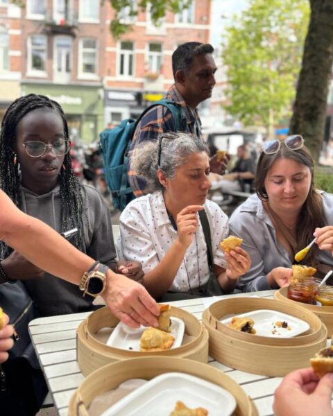 Eten, taal en cultuur: Nederlandse cursus verkent de straatvoedscène van Amsterdam