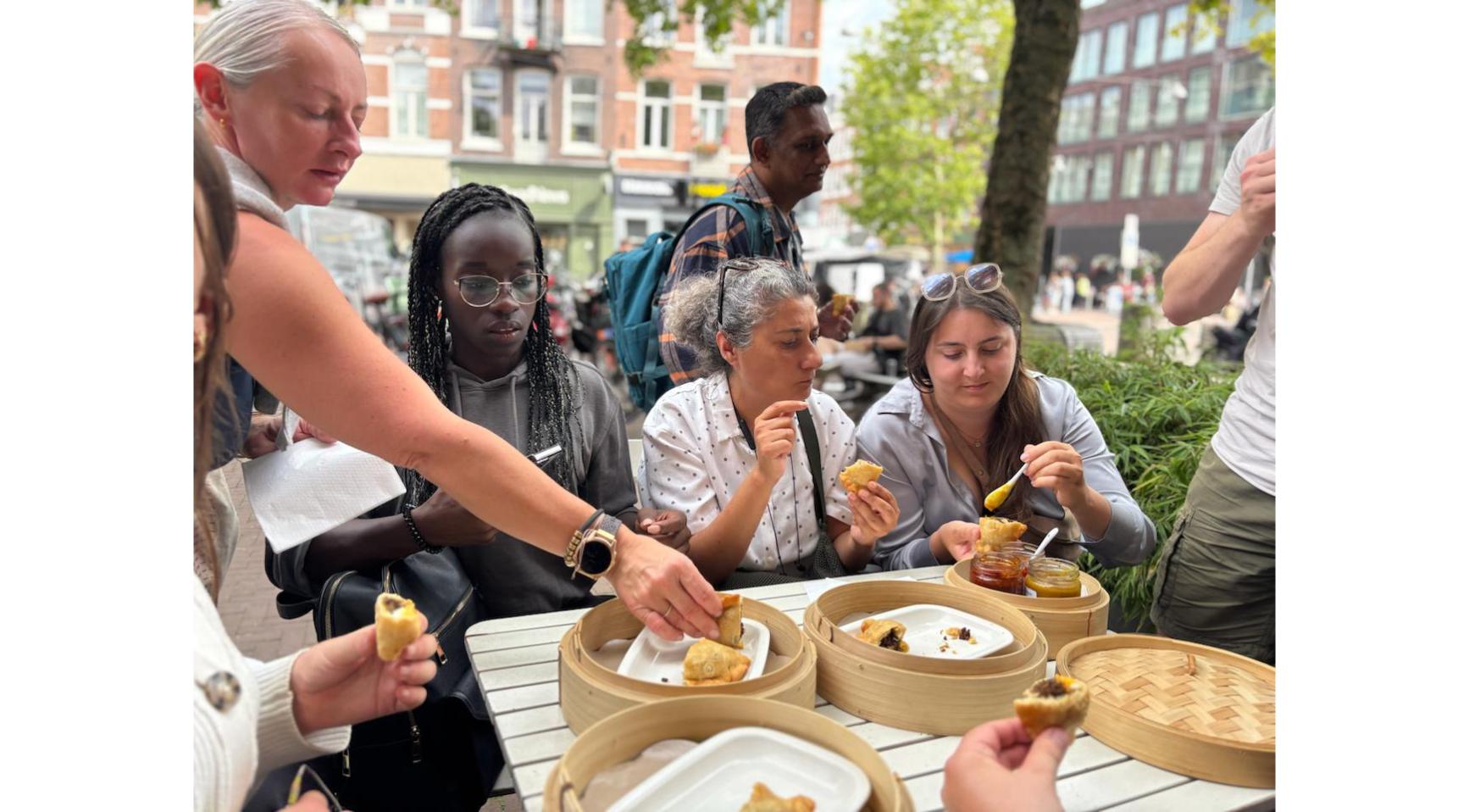Eten, taal en cultuur: Nederlandse cursus verkent de straatvoedscène van Amsterdam