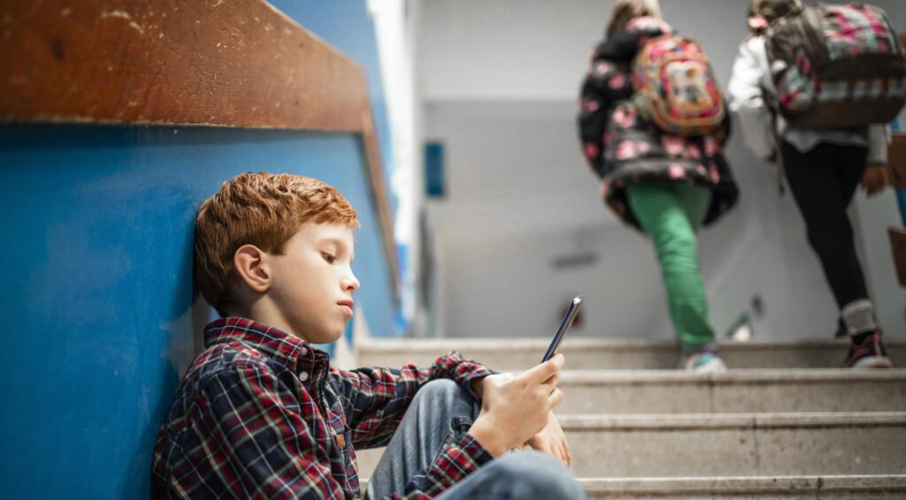 Experts wijzen op gebrek aan juridische basis voor Nederlands plan om sociale media voor kinderen te verbieden