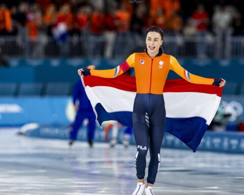 Femke Kok schrijft geschiedenis met Olympisch goud op de 500 meter in recordtijd
