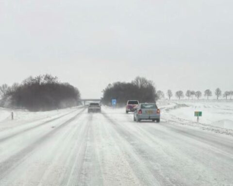 Gladige wegen in Nederland door sneeuwval, bestuurders aangespoord tot voorzichtigheid