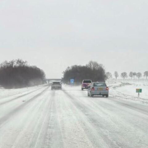 Gladige wegen in Nederland door sneeuwval, bestuurders aangespoord tot voorzichtigheid
