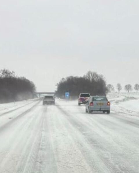 Gladige wegen in Nederland door sneeuwval, bestuurders aangespoord tot voorzichtigheid
