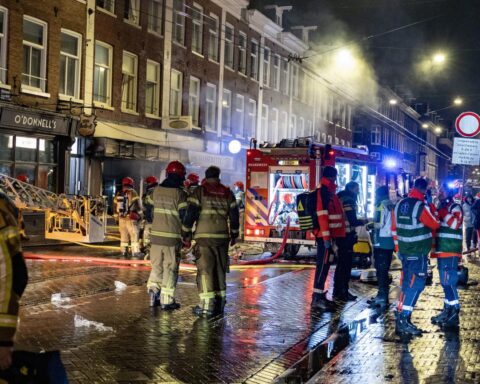 Grote brand in Amsterdamse De Pijp; meerdere gewonden, één persoon uit brandend gebouw gered