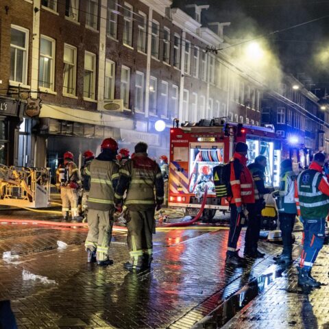 Grote brand in Amsterdamse De Pijp; meerdere gewonden, één persoon uit brandend gebouw gered