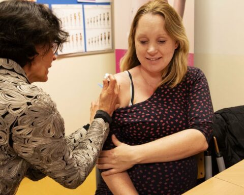 Haagse proef met kinkhoestvaccin voor zwangeren bij verloskundige verhoogt vaccinatiegraad