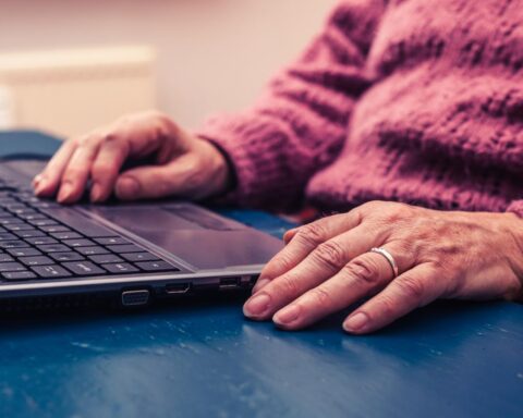 Hogere AOW-leeftijd dreigt uitkeringen voor werknemers boven de 60 jaar te belasten