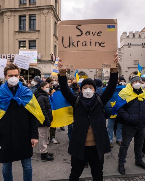 Honderden komen bijeen in Amsterdam, чтобы отметить четвертую годовщину вторжения России в Украину