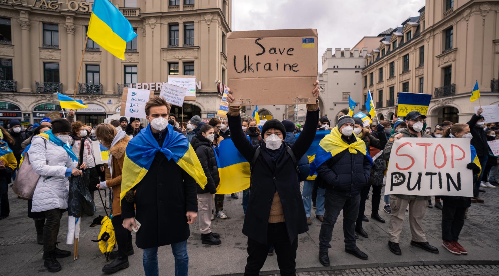 Honderden komen bijeen in Amsterdam, чтобы отметить четвертую годовщину вторжения России в Украину