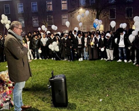 Honderden mensen lopen stille tocht voor overleden 19-jarige Lugani in Rotterdam