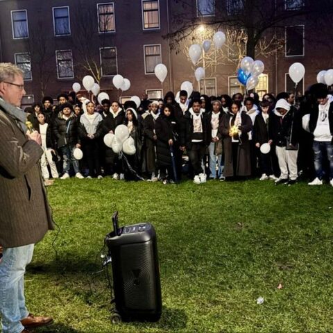 Honderden mensen lopen stille tocht voor overleden 19-jarige Lugani in Rotterdam