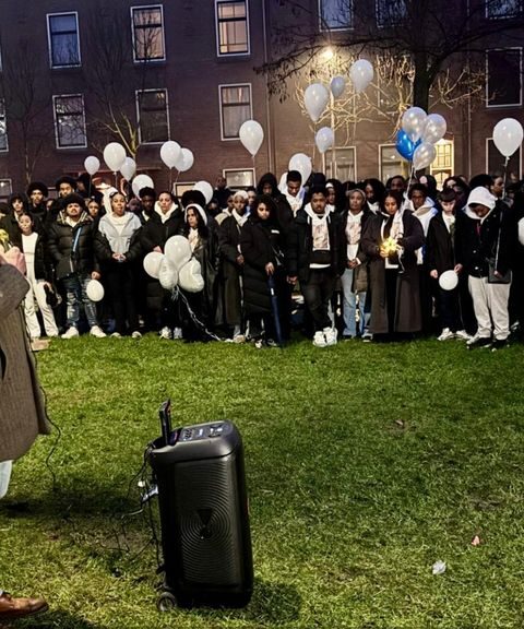 Honderden mensen lopen stille tocht voor overleden 19-jarige Lugani in Rotterdam