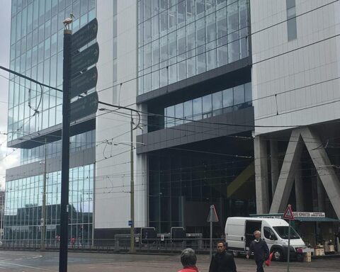 Honderden Nederlanders vragen ministerie van Buitenlandse Zaken om hulp bij vertrek uit regio na aanvallen van Iran