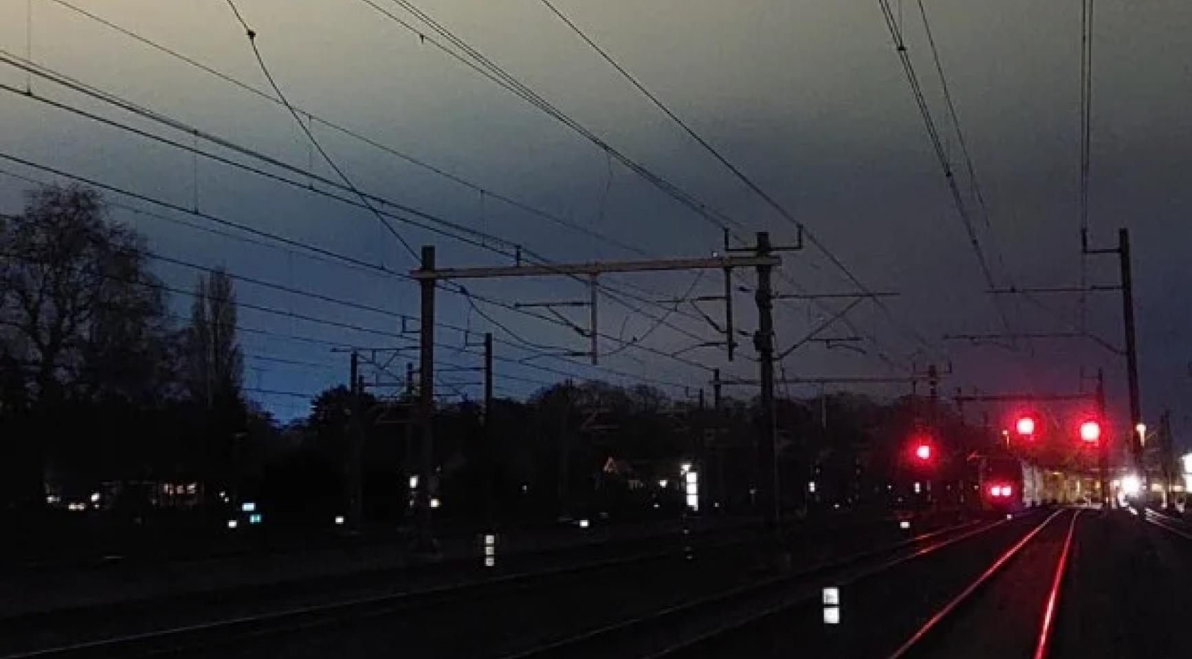 Honderden passagiers op trein bij Utrecht ontsnappen aan ontsporing; evacuatie voor gepland