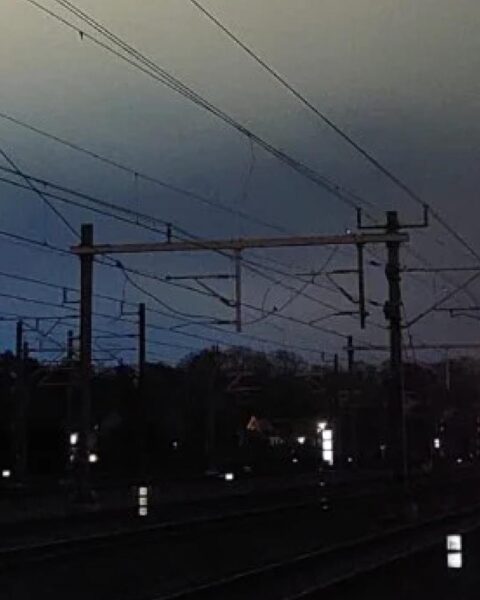 Honderden passagiers op trein in Utrecht van spoor; evacuatie gestart