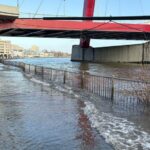 Hoogwater veroorzaakt ondergelopen kades in Rotterdam en Deventer