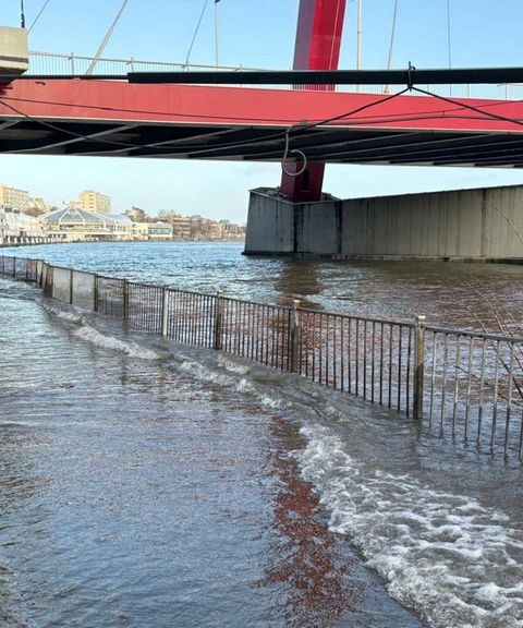 Hoogwater veroorzaakt ondergelopen kades in Rotterdam en Deventer