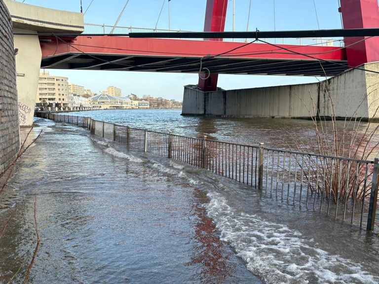 Hoogwater veroorzaakt ondergelopen kades in Rotterdam en Deventer